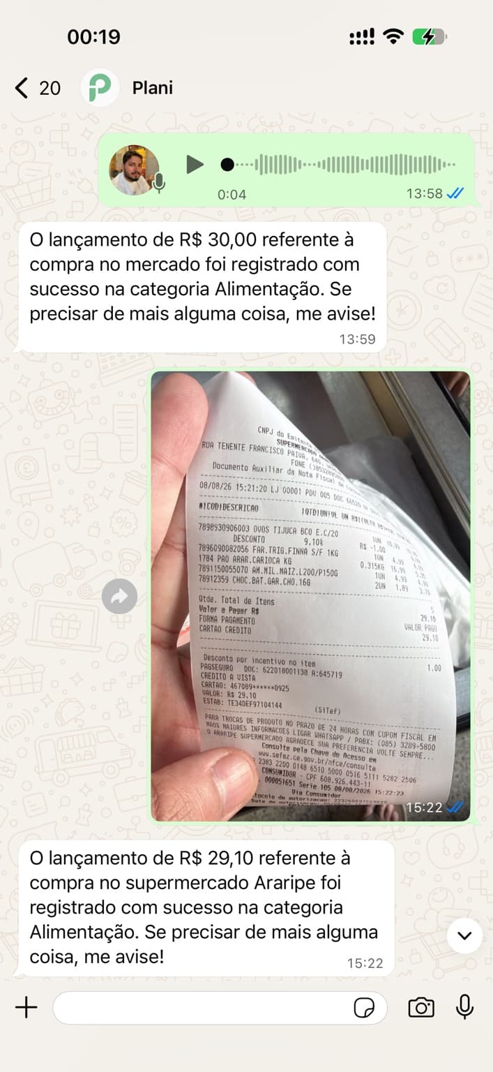 Conversa real com o Planiia no WhatsApp registrando gastos por áudio e foto
